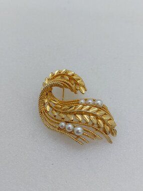 Vintage Lisner Swirling Leaf Design Gold Tone Brooch With Faux Pearls